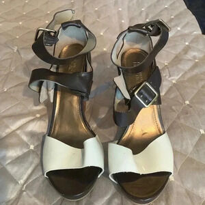 Kenneth Cole Reaction| Woman’s wooden heeled open toe sandal/shoe. Size: 7